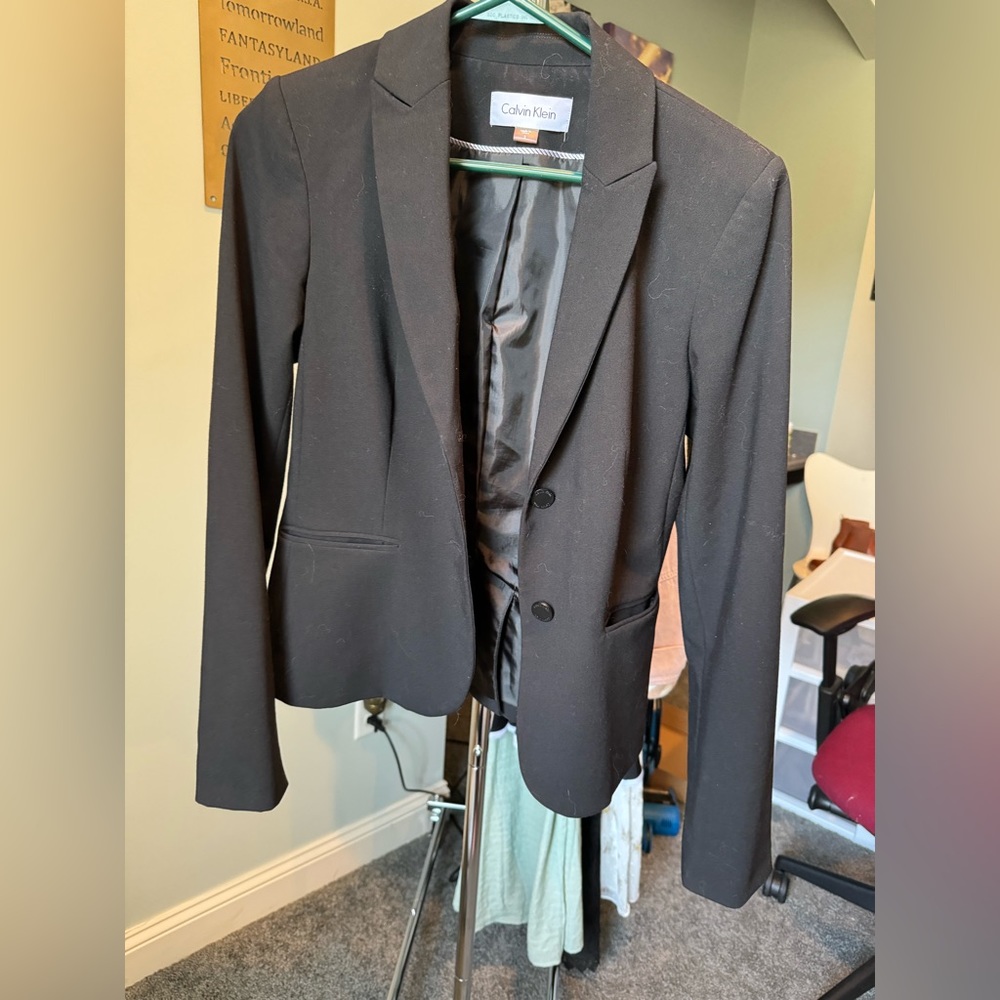 Calvin Klein women’s suit jacket size 2. Excellent condition.